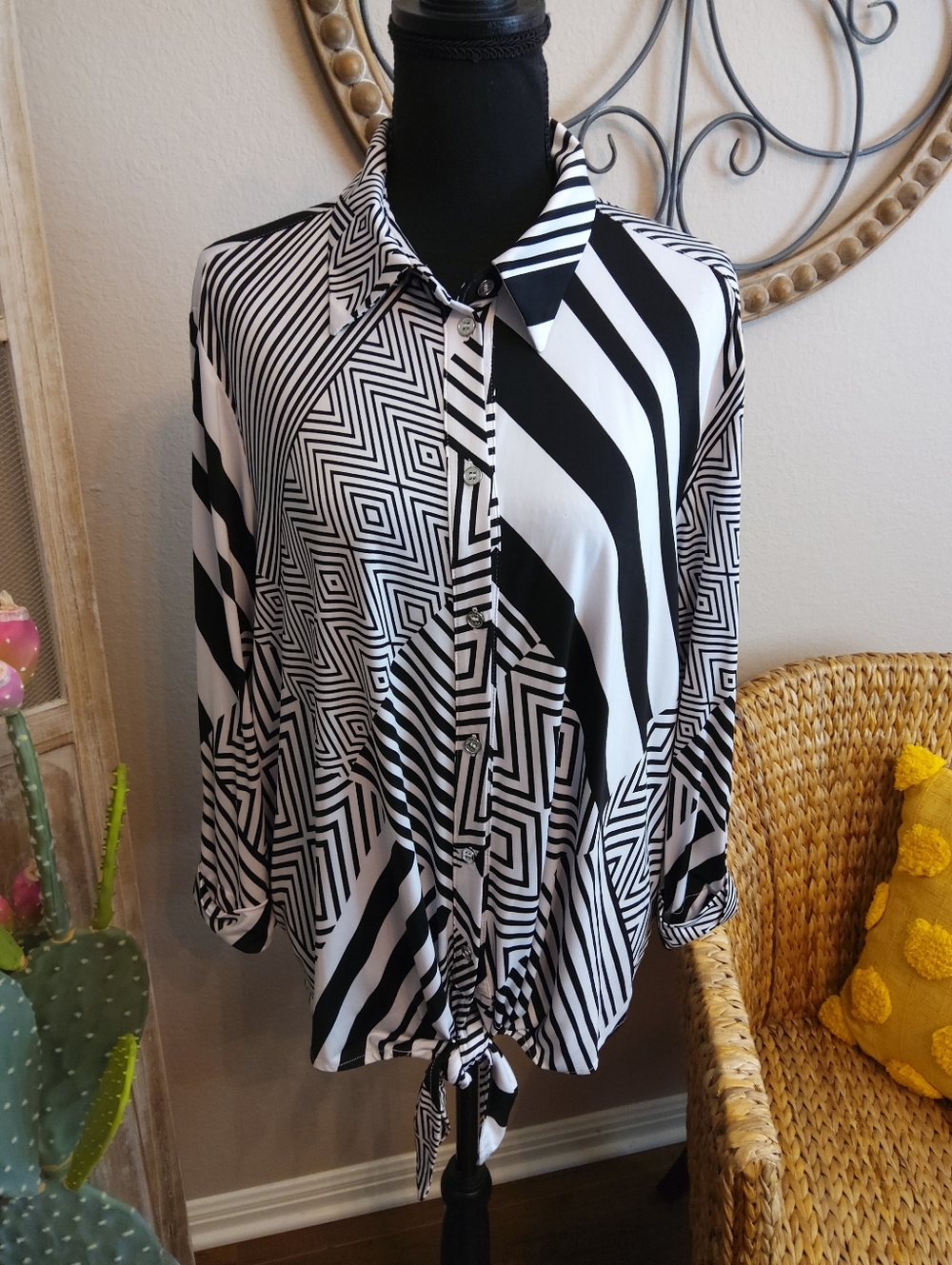 Peter Nygard Black and White Geometric Tie-Front Button Down Shirt